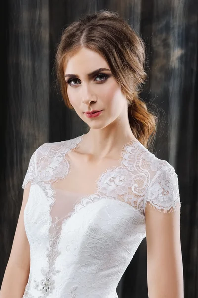 Szép menyasszony, esküvői ruha portréja — Stock Fotó
