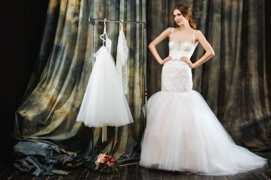 güzel gelin gelinlik askı yakınındaki portresi