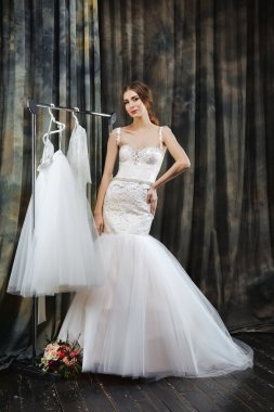 güzel gelin gelinlik askı yakınındaki portresi