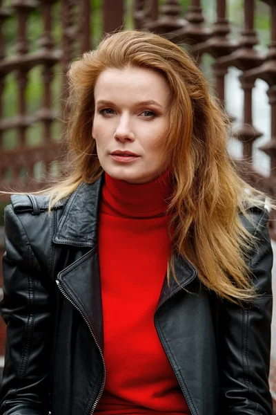 Ritratto della signora capelli rossi in giacca di pelle — Foto Stock