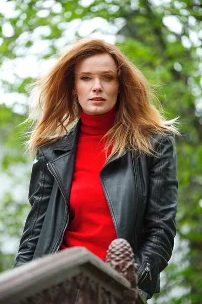 Ritratto di donna capelli rossi in giacca di pelle con coppa di cartone — Foto Stock