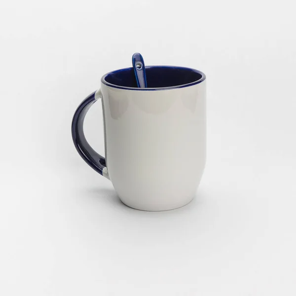 Taza Café Color Blanco Con Azul Sobre Fondo Blanco —  Fotos de Stock