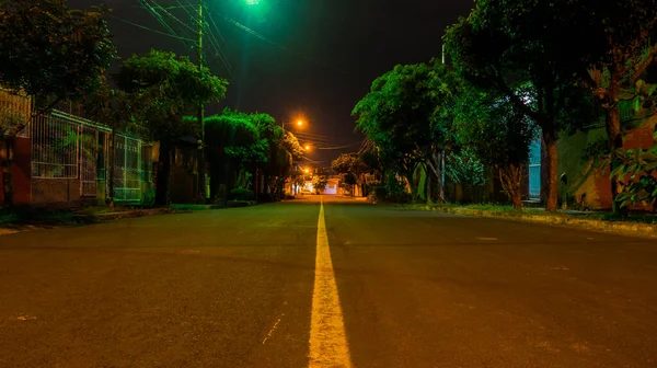 住宅街の夜道の写真 — ストック写真