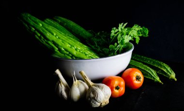 Çeşitli taze meyve ve sebzeler.