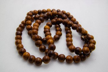 Tespihi müslümanlar için bir namaz vesilesi kıldı.