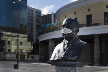 Salvador, Bahia, Brezilya - 27 Mayıs 2020: Mercado Modelo Meydanı 'ndaki koruyucu maskeli heykel.