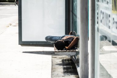Salvador, Bahia, Brezilya 'da otobüs durağında uyuyan evsiz biri..
