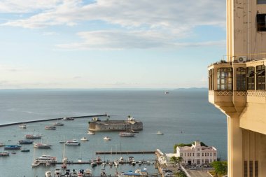 Lacerda Asansörü ve So Marcelo Kalesi. Salvador, Bahia, Brezilya 'nın iki büyük simgesinden Azizler Körfezi manzarası.