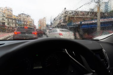 Salvador, Bahia, Brezilya - 01 Mayıs 2021: Yağmur suyu damlaları olan araba trafiği.