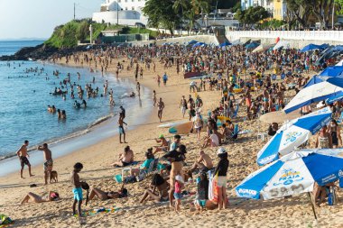 Salvador, Bahia, Brezilya - 21 Mayıs 2021: Birçok insan Salvador 'daki Porto da Barra plajına akın ediyor..