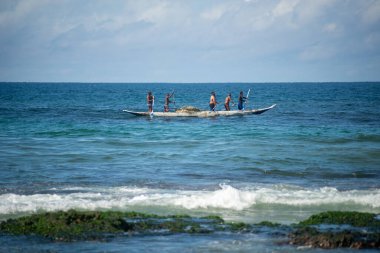 Salvador, Bahia, Brezilya - 23 Mayıs 2021: Boca do Rio plajından denize kürek çeken balıkçılar.