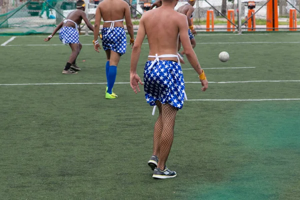 Salvador Bahia Brasil Dezembro 2018 Homens Vestidos Mulher Jogando Futebol — Fotografia de Stock