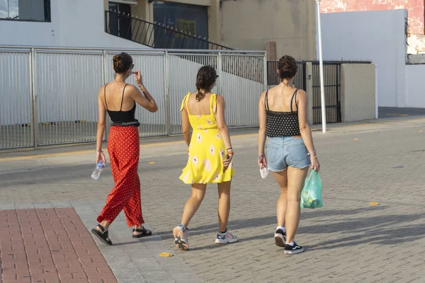 Salvador Bahia Brasil Marzo 2021 Tres Mujeres Caminan Por Las —  Fotos de Stock