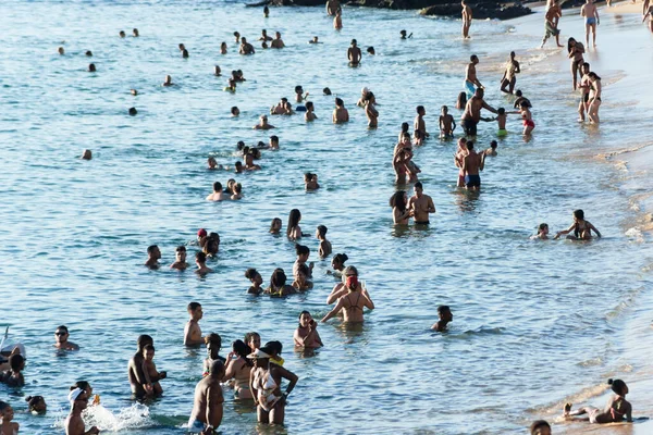 Salvador Bahia Brasil Mayo 2021 Muchas Personas Acuden Playa Porto — Foto de Stock