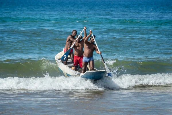 Salvador Bahia Brazylia Maja 2021 Rybacy Wiosłami Konoa Wchodzący Morza — Zdjęcie stockowe
