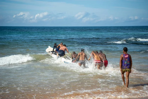 Сальвадор Баия Бразилия Мая 2021 Года Рыбаки Вытягивают Рыбацкое Каноэ — стоковое фото
