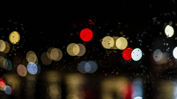 Φώτα Και Bokeh Μέσα Από Παράθυρο Του Αυτοκινήτου Σταγόνες Βροχής — Φωτογραφία Αρχείου