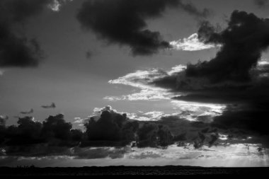 Siyah beyaz dramatik gün batımı. Sağanak yağmurun ardından gün batımında, bu güzel gün batımı herkese göründü..