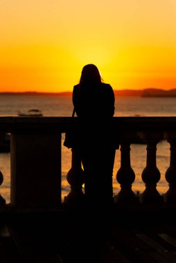 Gün batımında insan silueti. Porto da Barra Plajı, Salvador, Bahia, Brezilya.