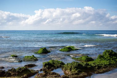 Boca do Rio sahilindeki kayalıklarda kırılan denizin manzarası. Salvador, Bahia, Brezilya.