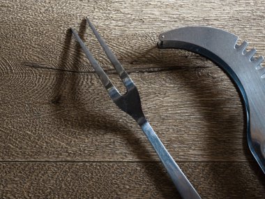 Kahverengi desenli mutfak nesneleri.