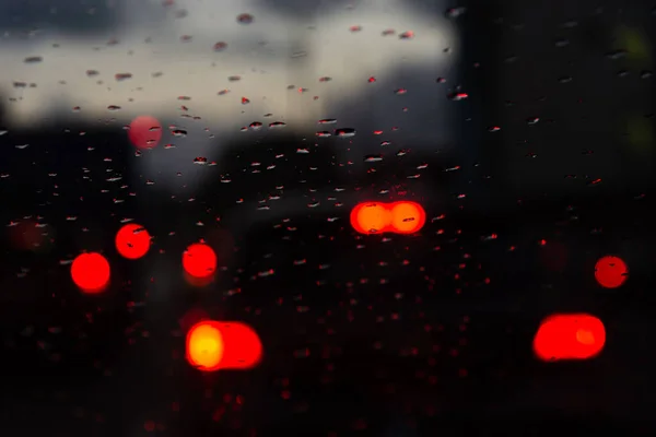 Έγχρωμα Φώτα Θολώνουν Μέσα Από Παράθυρο Του Αυτοκινήτου Βρεγμένα Σταγόνες — Φωτογραφία Αρχείου