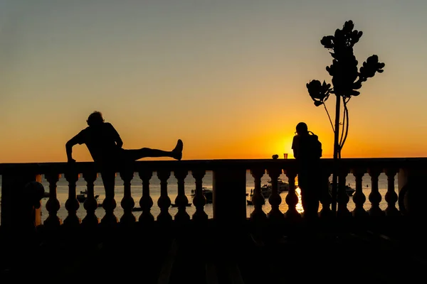 Silhouette Von Menschen Bei Sonnenuntergang Strand Von Porto Barra Salvador — Stockfoto