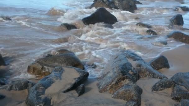 Ondas Oceânicas Quebrando Nas Rochas Praia Farol Barra Dia Ensolarado — Vídeo de Stock