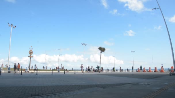 Mensen Die Sporten Aan Rand Van Het Strand Van Farol — Stockvideo