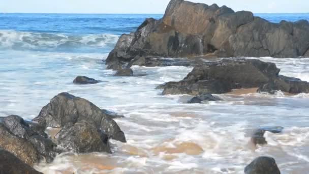 Ondas Oceânicas Quebrando Nas Rochas Praia Farol Barra Dia Ensolarado — Vídeo de Stock