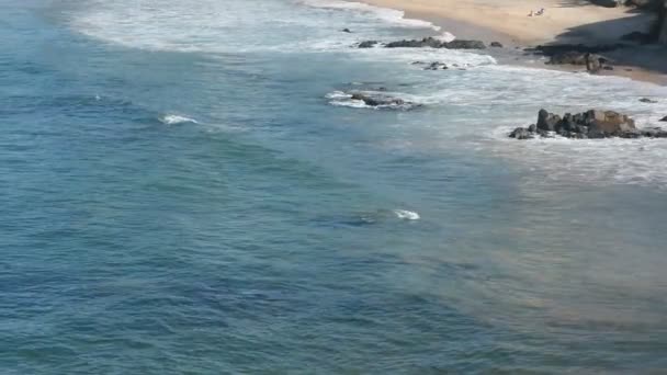 Ondas Oceânicas Quebrando Praia Farol Barra Dia Ensolarado Forte Salvador — Vídeo de Stock