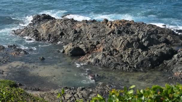 Ondas Oceânicas Quebrando Nas Rochas Praia Farol Barra Dia Ensolarado — Vídeo de Stock