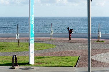 Salvador, Bahia, Brezilya - 16 Aralık 2018: Teslimat yeri arayan gıda kuryesi. Şehirde güneşli bir gün..