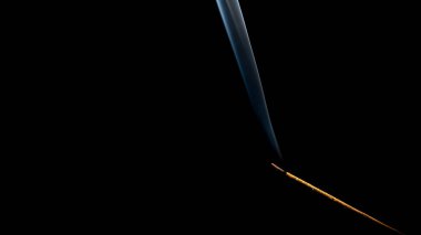 Lezzetli tütsü dumanı yanıyor. dramatik siyah arkaplan.