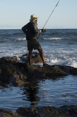 Salvador, Bahia, Brezilya - 25 Nisan 2021: Balıkçılar balık tutarak balık tutmaya çalışıyorlar..