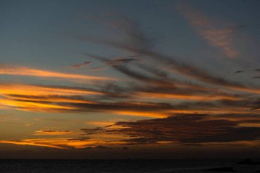 Romantik günbatımı sarı, turuncu, leylak, mor, mavi Salvador, Bahia, Brezilya.