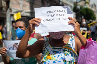 Salvador, Bahia, Brezilya - 29 Mayıs 2021: Protestocular Başkan Jair Bolsonaro hükümetini Salvador, Bahia sokaklarında protesto ettiler. Herkes onun hükümetten ayrılmasını istiyor..