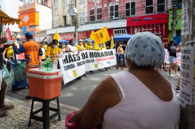 Salvador, Bahia, Brezilya - 29 Mayıs 2021: Protestocular Başkan Jair Bolsonaro hükümetini Salvador, Bahia sokaklarında protesto ettiler. Herkes onun hükümetten ayrılmasını istiyor..