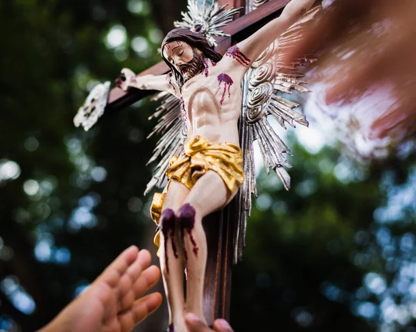 恵みを得るために十字架につけられたキリストに忠実に触れなさい 今年の最後の金曜日には ブラジルのバヒア州サルバドールのIgreja Senhor Bonfimで大衆が開催されます — ストック写真