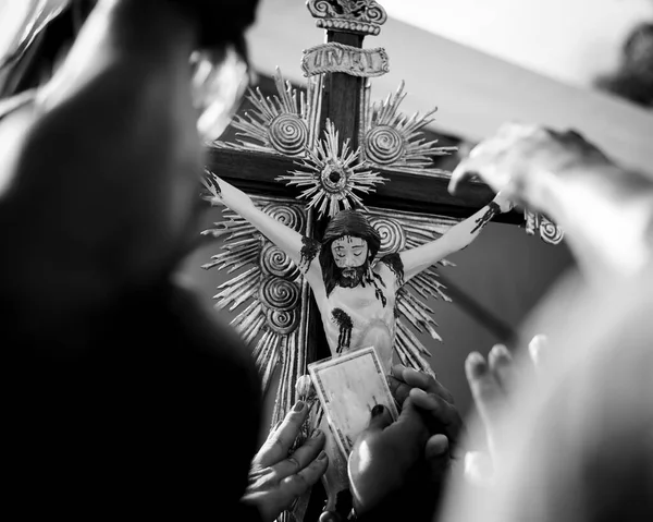 Fiéis Tocando Cristo Crucificado Para Obter Graças Sempre Última Sexta — Fotografia de Stock