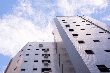 Parlak güneşli bir günde açık ve açık mavi gökyüzüne ulaşan binalar. Salvador, Bahia, Brezilya.