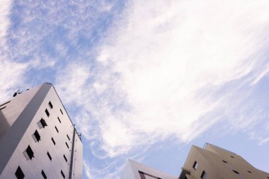 Parlak güneşli bir günde açık ve açık mavi gökyüzüne ulaşan binalar. Salvador, Bahia, Brezilya.