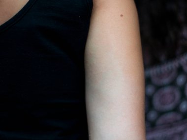 Siyah bluz giymiş bir kadının kolu. Salvador Bahia Brezilya.