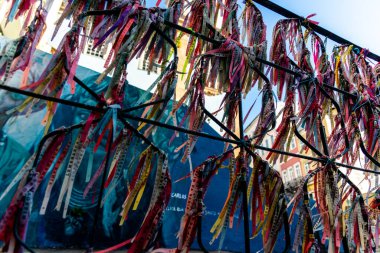 Demir parmaklığa asılmış bir hatıra. Pelourinho, Salvador, Bahia, Brezilya.