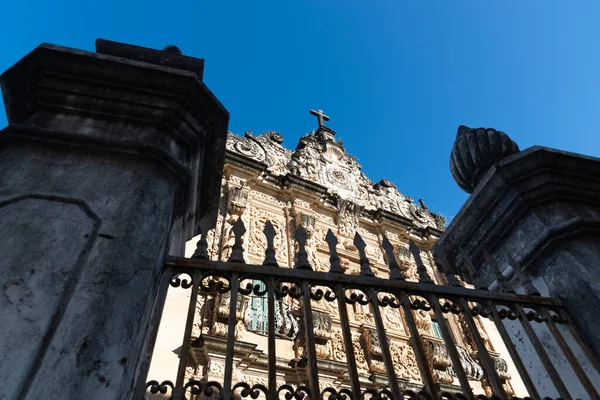 萨尔瓦多 巴西巴伊亚州 2021年7月18日 萨尔瓦多历史中心佩鲁林霍 一座带有铁门的巴洛克教堂的立面 — 图库照片
