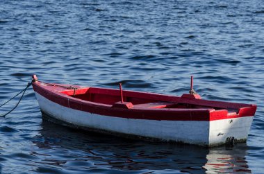 Kırmızı ve beyaz balıkçı teknesi Ribeira sahilinde demirlemiş. Salvador Bahia Brezilya.