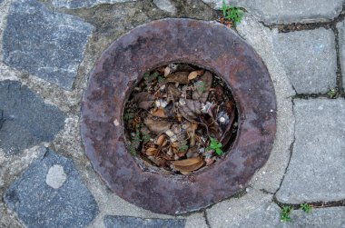 Yerde eski, kirli demir dokusu var. Cachoeira, Bahia, Brezilya.