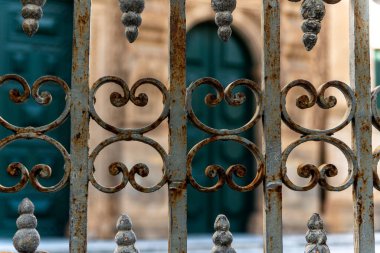 Salvador, Bahia, Brezilya - 18 Temmuz 2021: Tarihi Salvador, Pelourinho 'da bir barok kilisesini koruyan demir kapı.