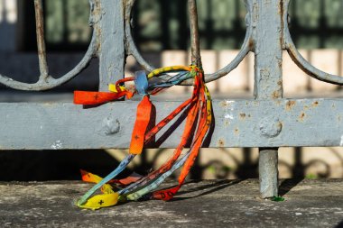 Demir parmaklığa asılmış bir hatıra. Pelourinho, Salvador, Bahia, Brezilya.