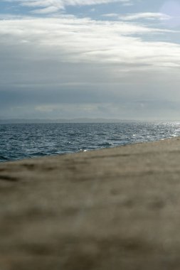 Bulutlu mavi gökyüzü ve Ponta do Humaita rıhtımından görünen sakin deniz. Salvador Bahia Brezilya.